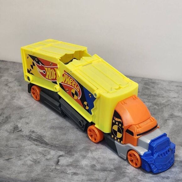 Hot Wheels Crashin' Rig Yellow 2011 Mattel W4657 - Picture 4 of 8